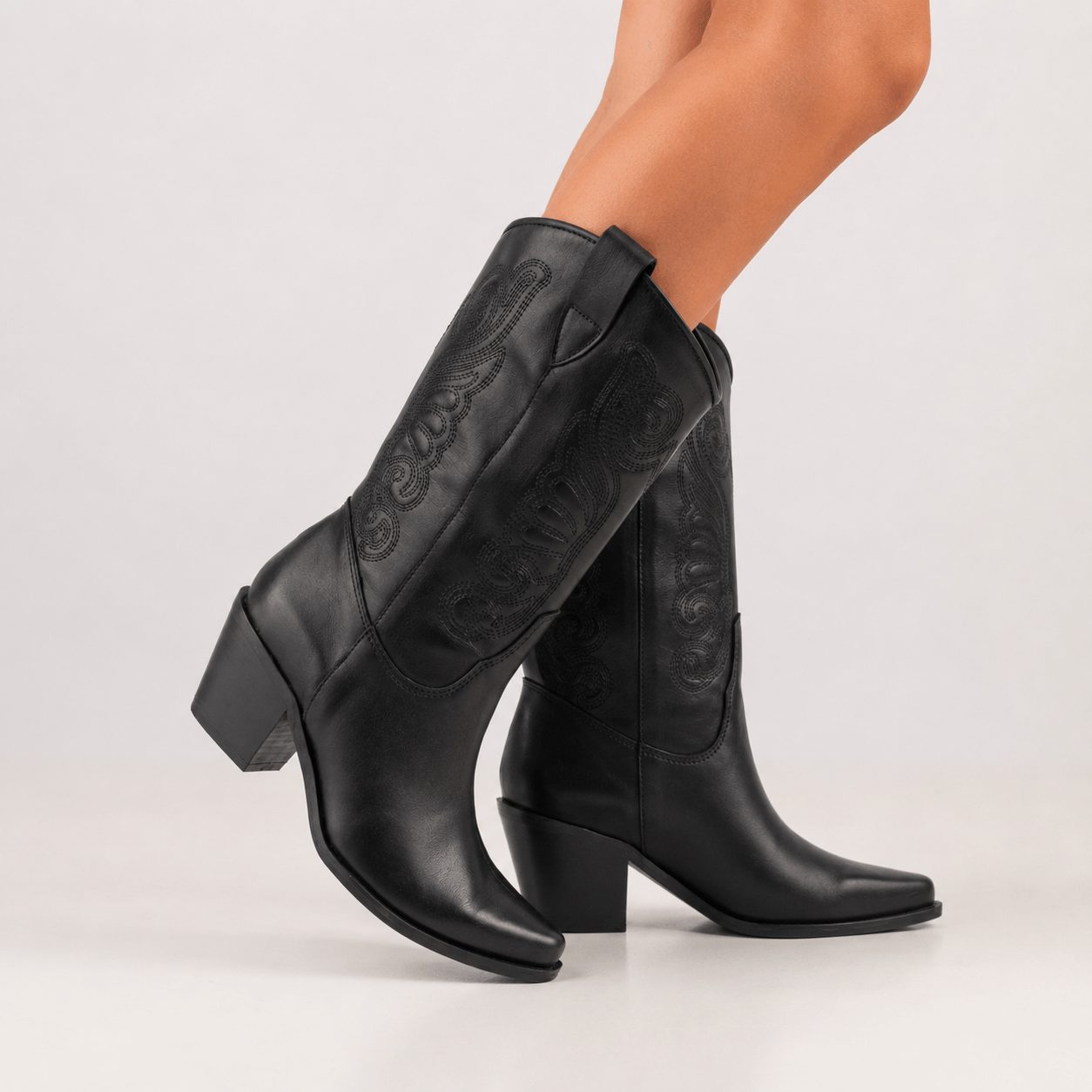 Bota texana en cuero con bordado y taco medio